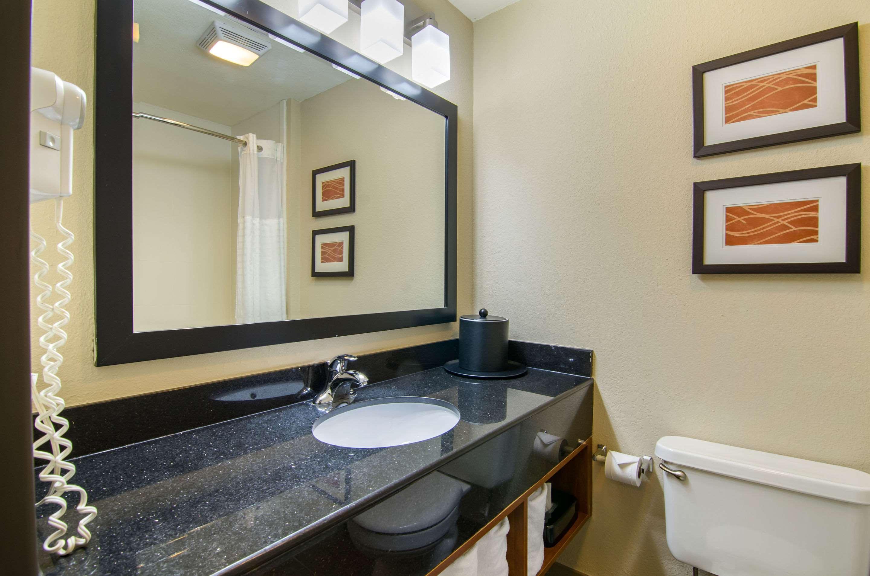 Hotel Comfort & Kansas - Northeast 2*